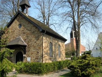 Ensemble aus Rochuskapelle, Pfarrkirche und Pfarrsaal